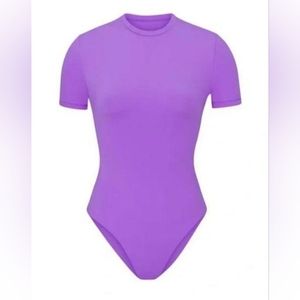 NWT SKIMS FITS EVERYBODY TSHIRT BODYSUIT IN COLOR ULTRA VIOLET SIZE XS